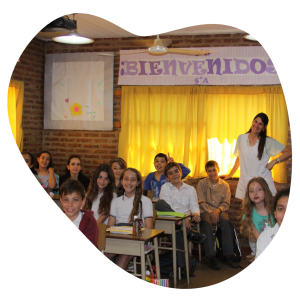 Maestra y alumnos de un colegio en Tigre - Educación de calidad